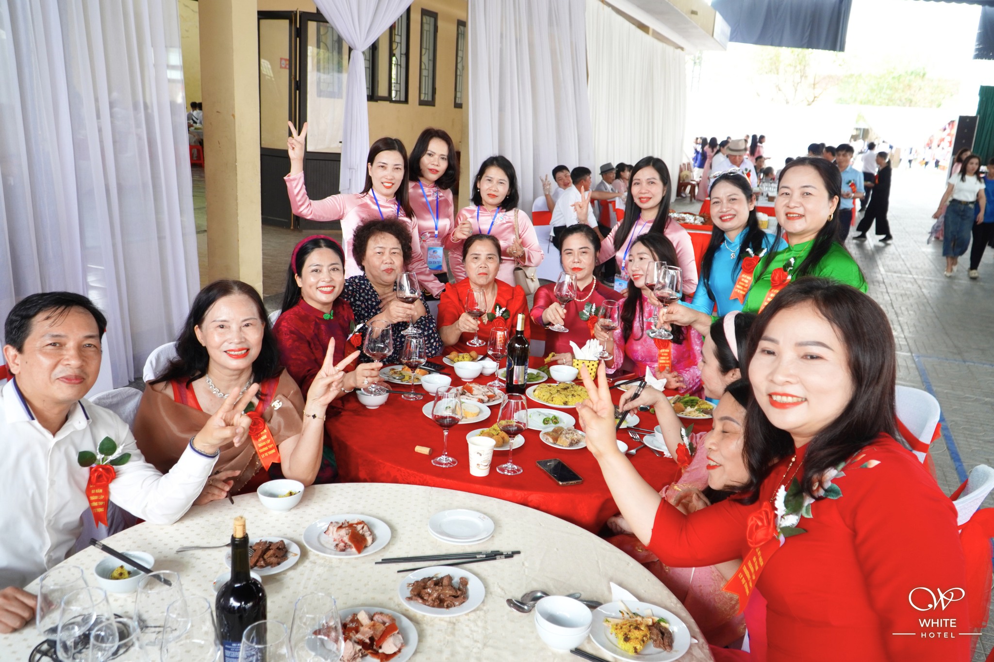White Hotel cung cap tiec buffet luu dong ngoai troi tai Le ky niem 60 nam truong THPT Ly Tu Trong Ha Tinh