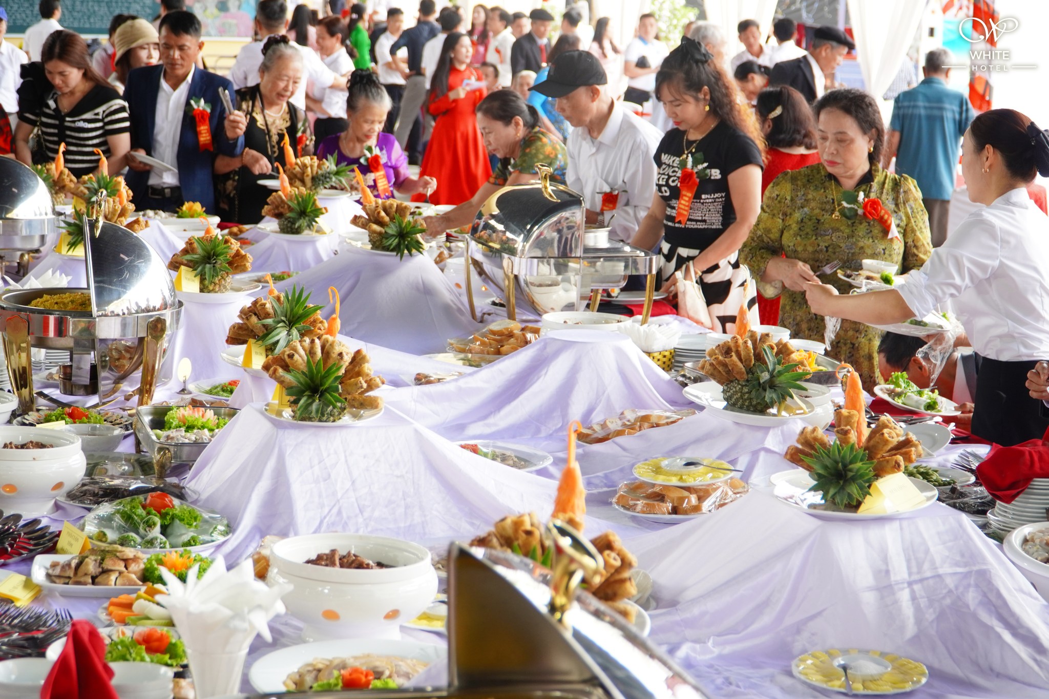Cac mon ngon dac san Ha Tinh va A-Au trong thuc don Outside Catering của White Hotel cho dai le 60 nam