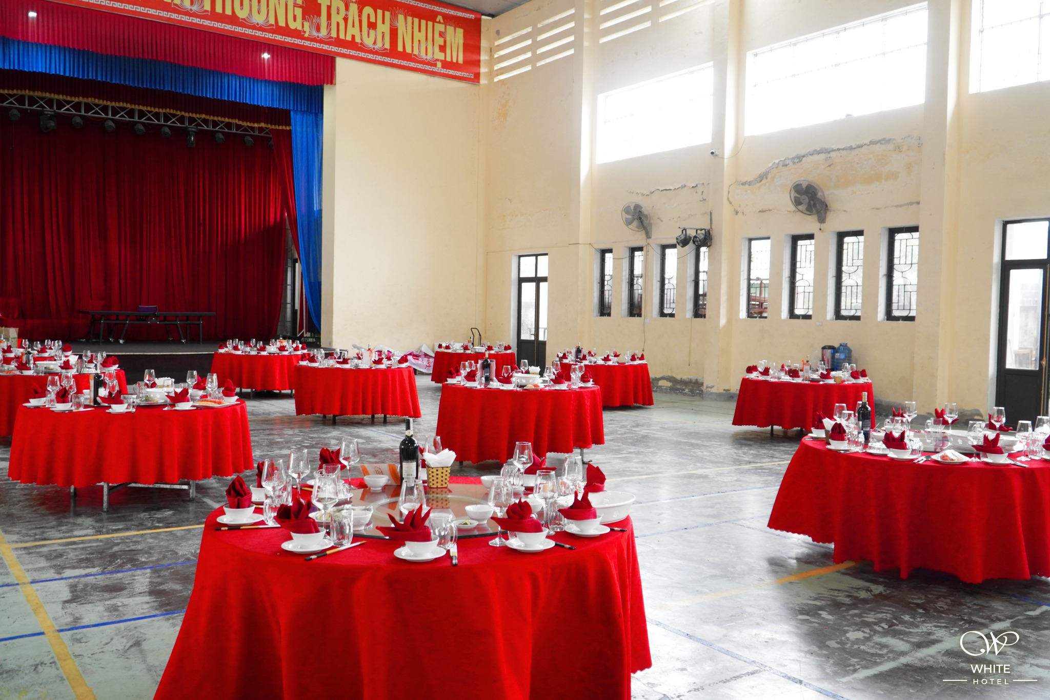 trang trí bàn tiệc tại White - Bình Mình White