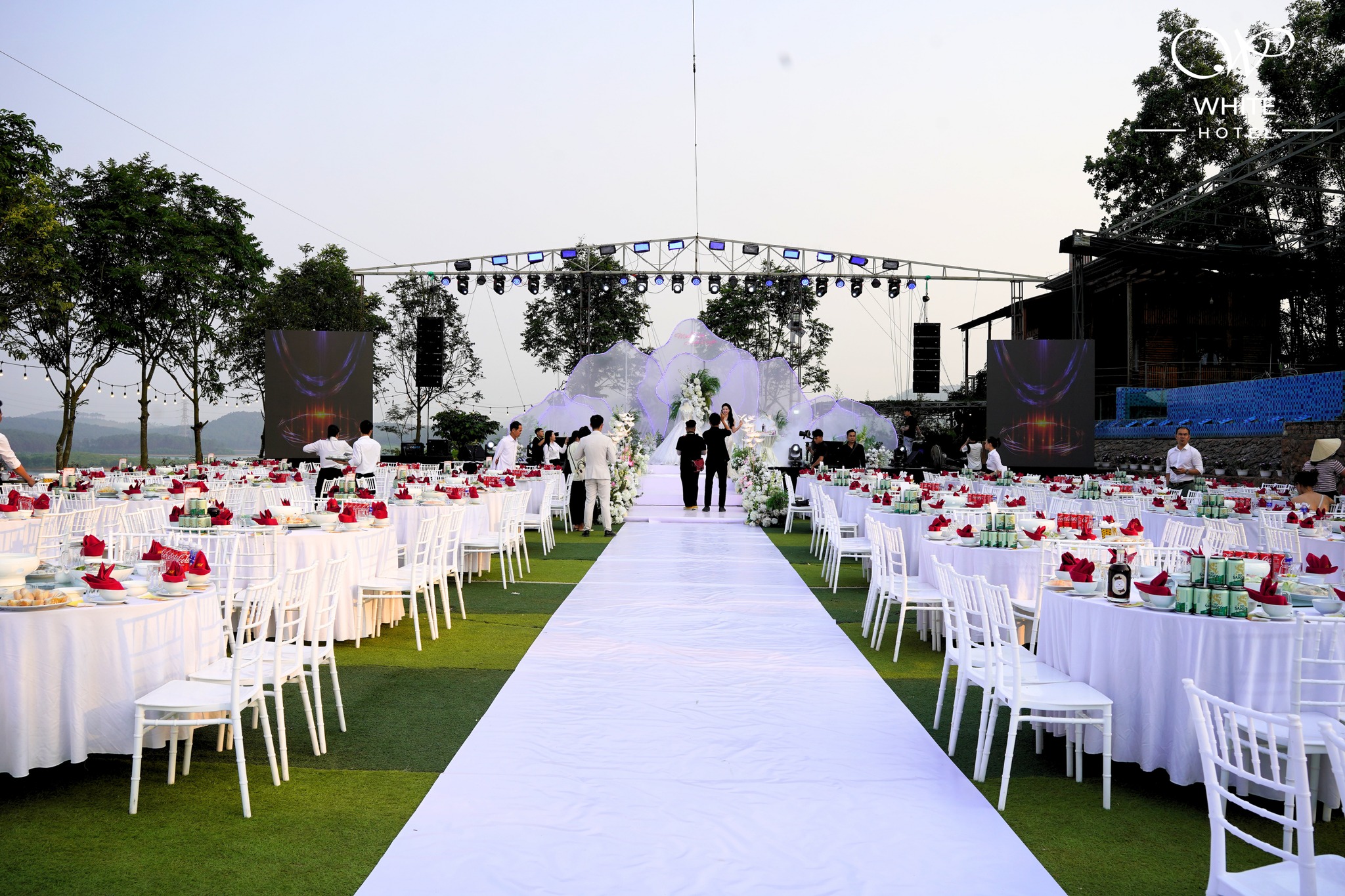 Setup tiec cuoi ngoai troi tai Hon Da Bac Ha Tinh view nui non