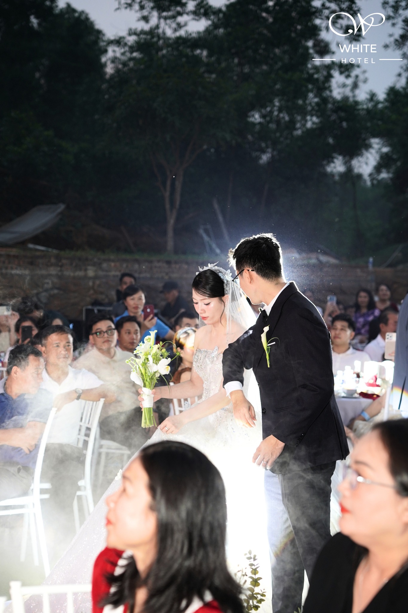 Khoanh khac hanh phuc cua co dau chu re tai dam cuoi ngoai troi White Hotel