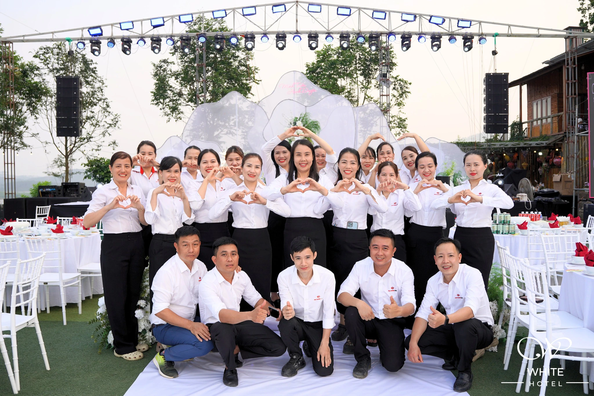 đội ngũ nhân viên White & Bình Minh Hotel