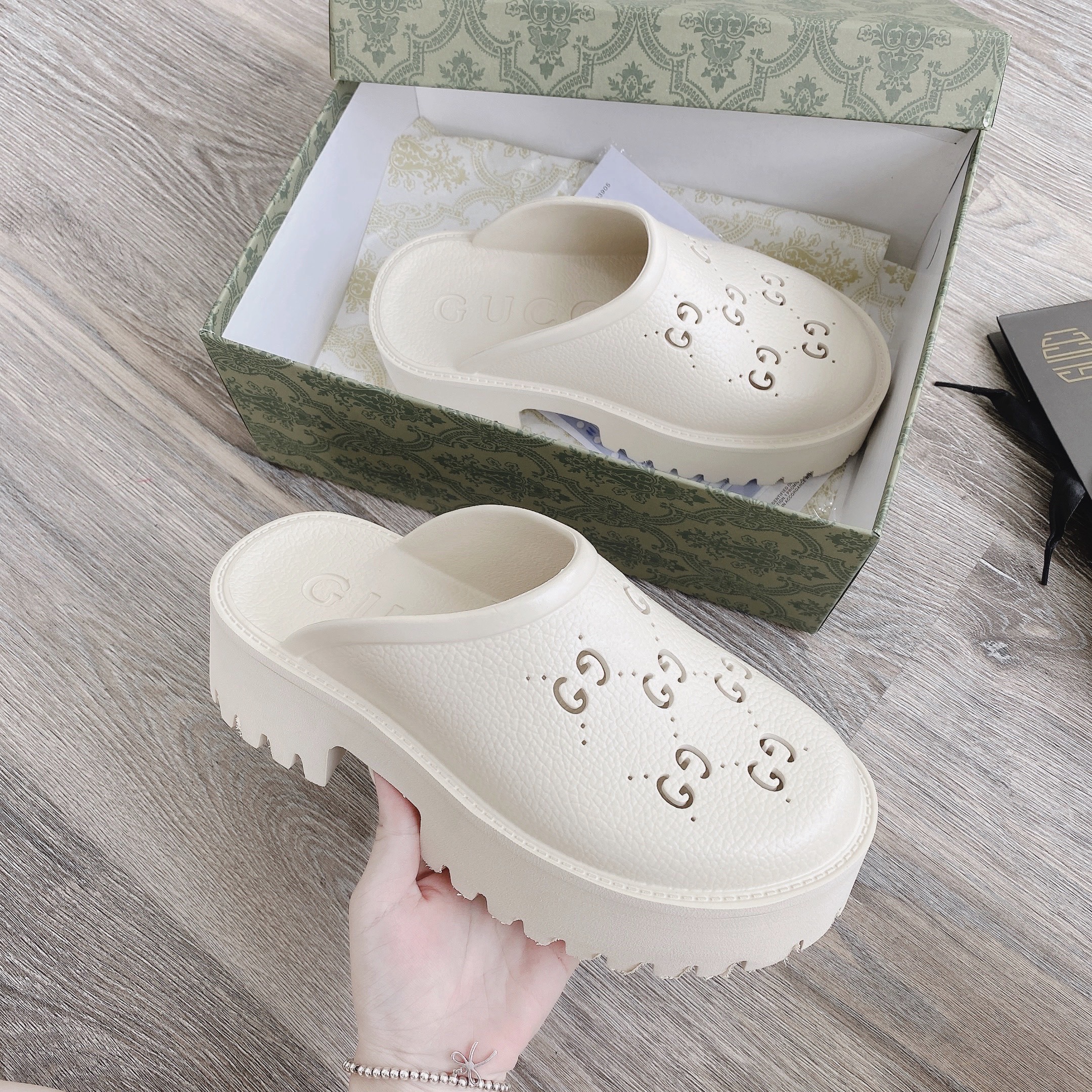 sục gucci trắng kem