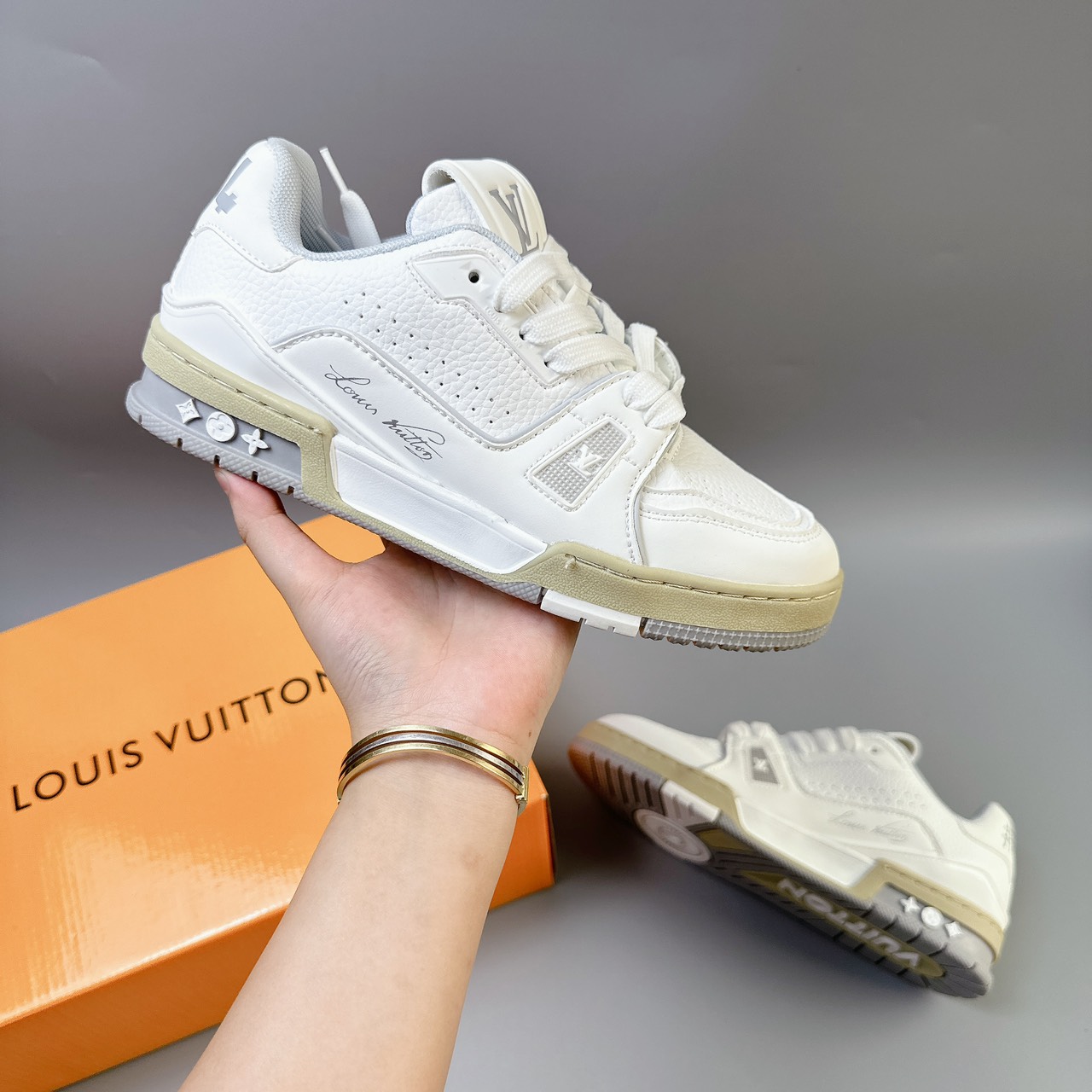 LV54 trắng xám SALE