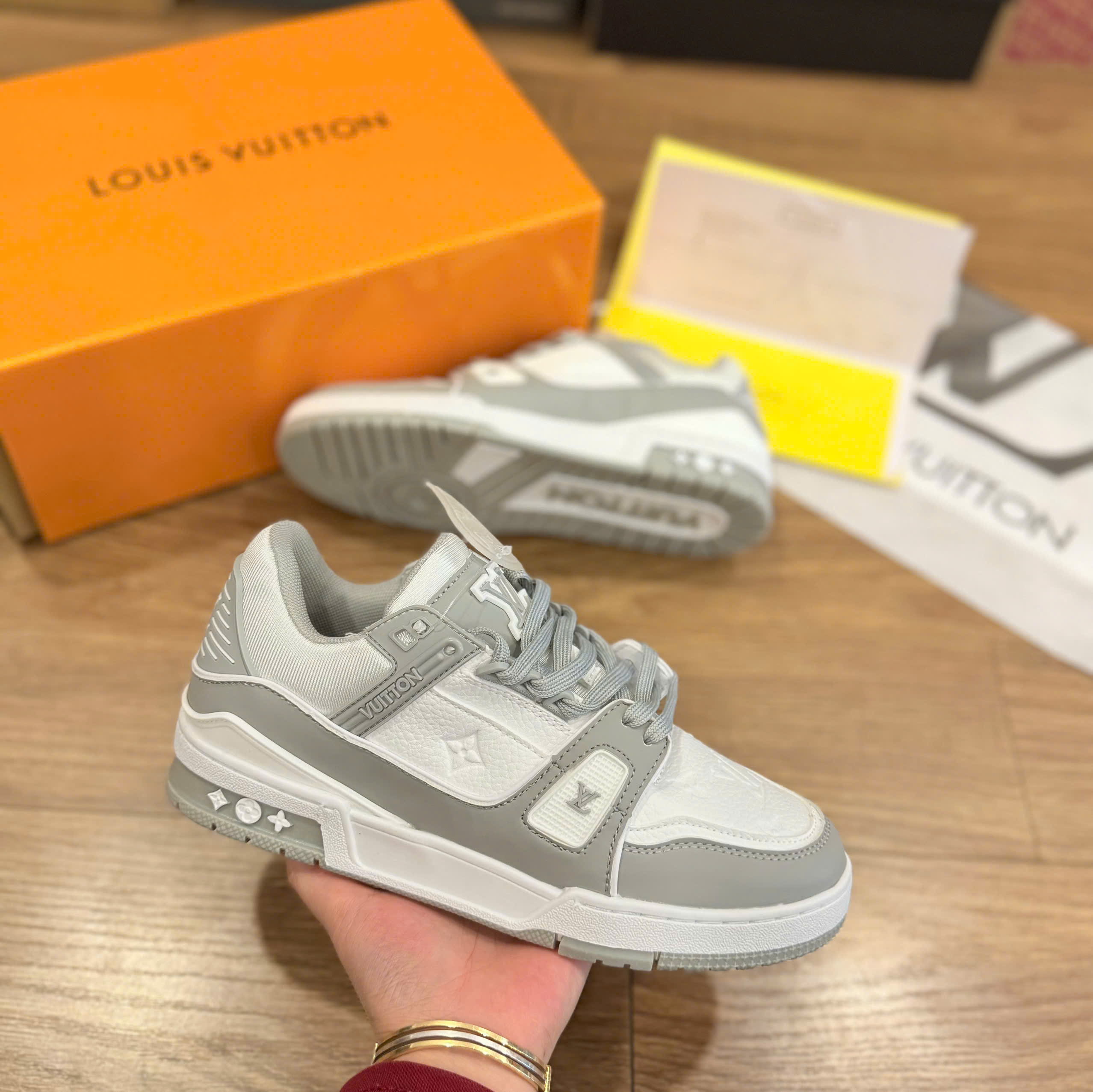 LV trainer xám