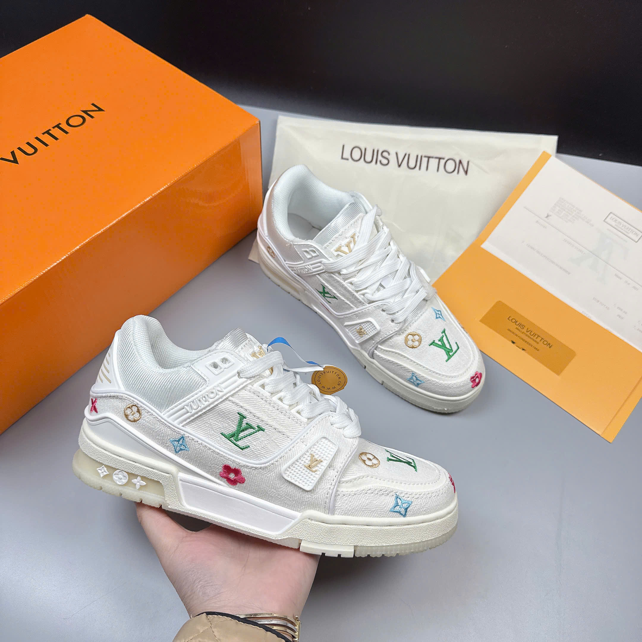 LV trắng họa tiết