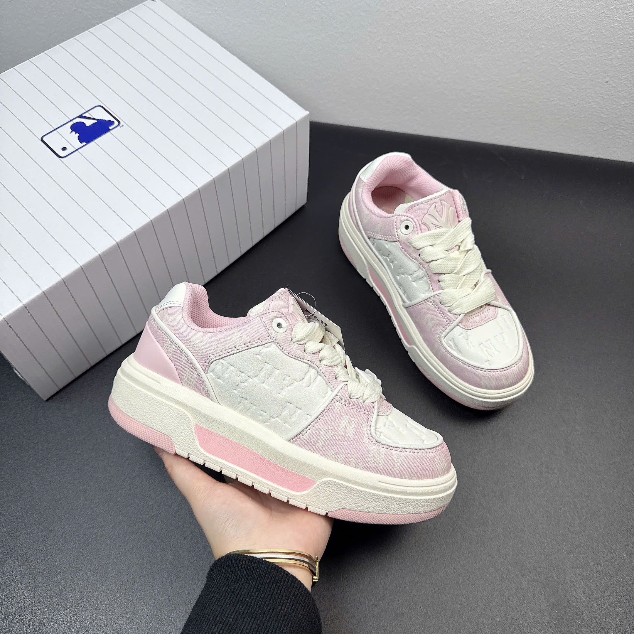 mlb liner trắng hồng dập nổi