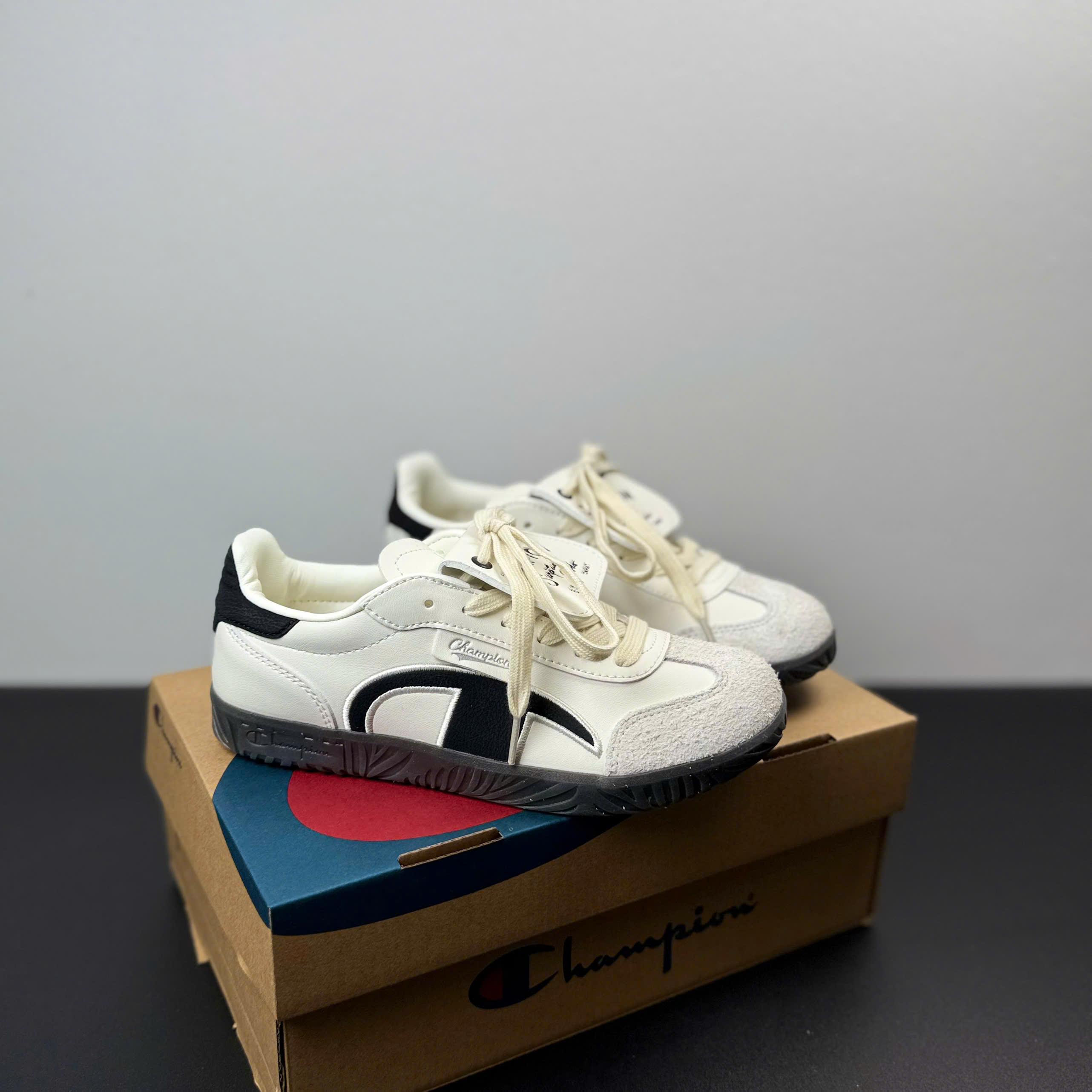 champion trắng đen