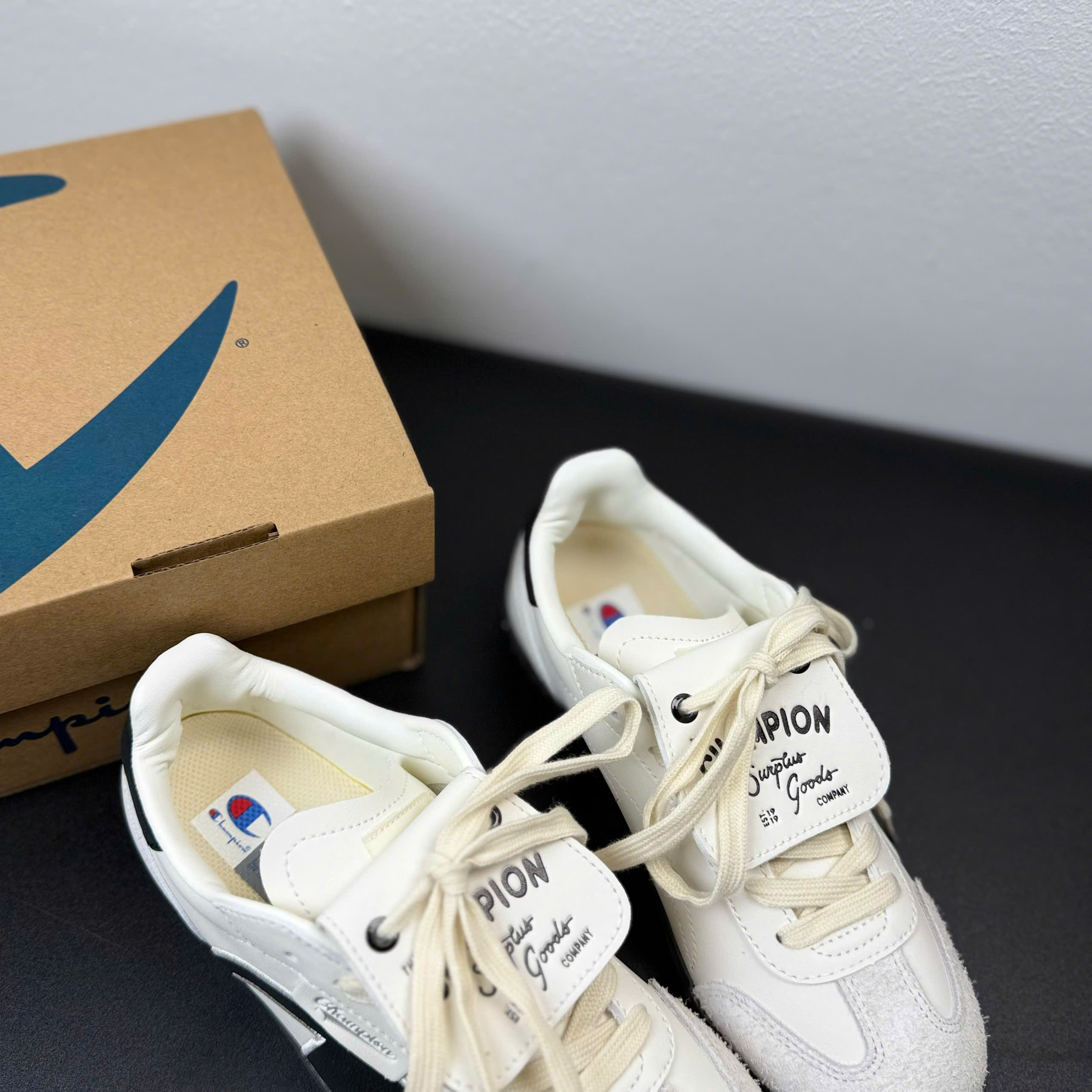 champion trắng đen