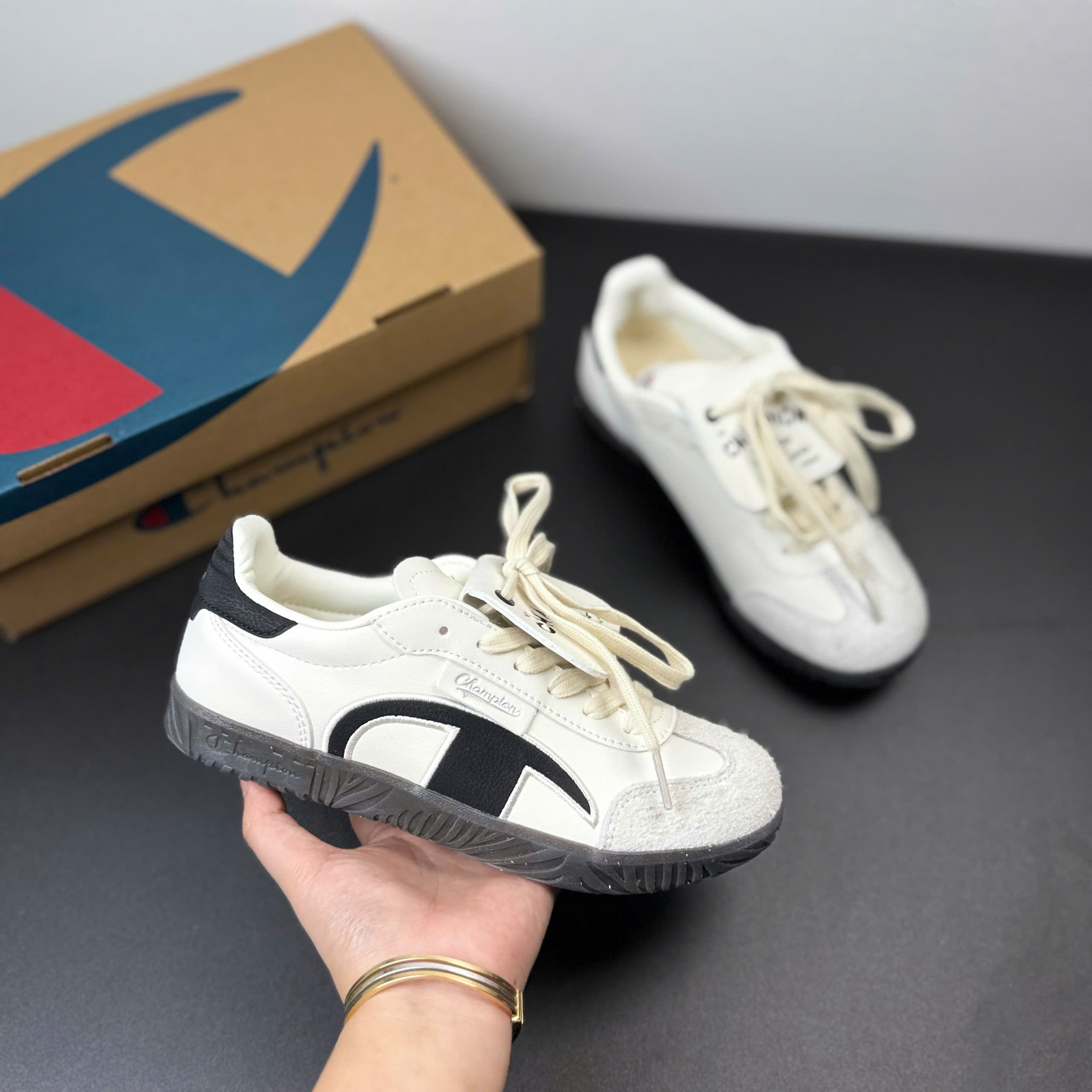 champion trắng đen