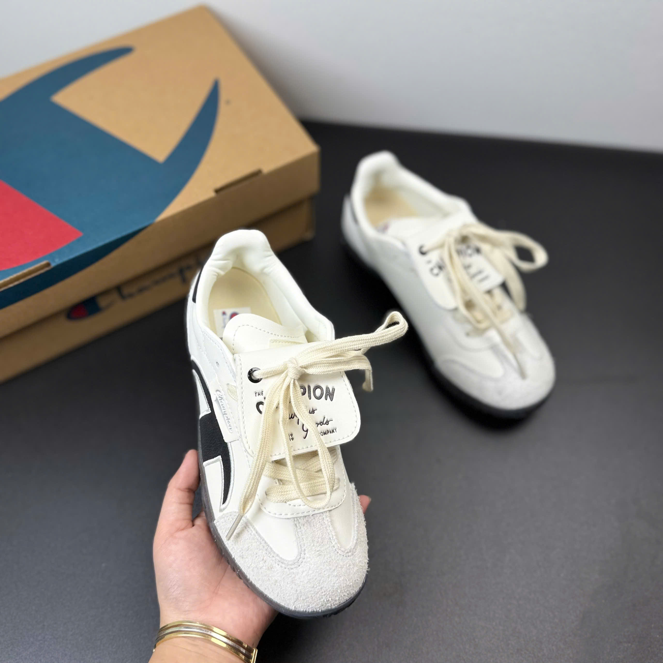 champion trắng đen