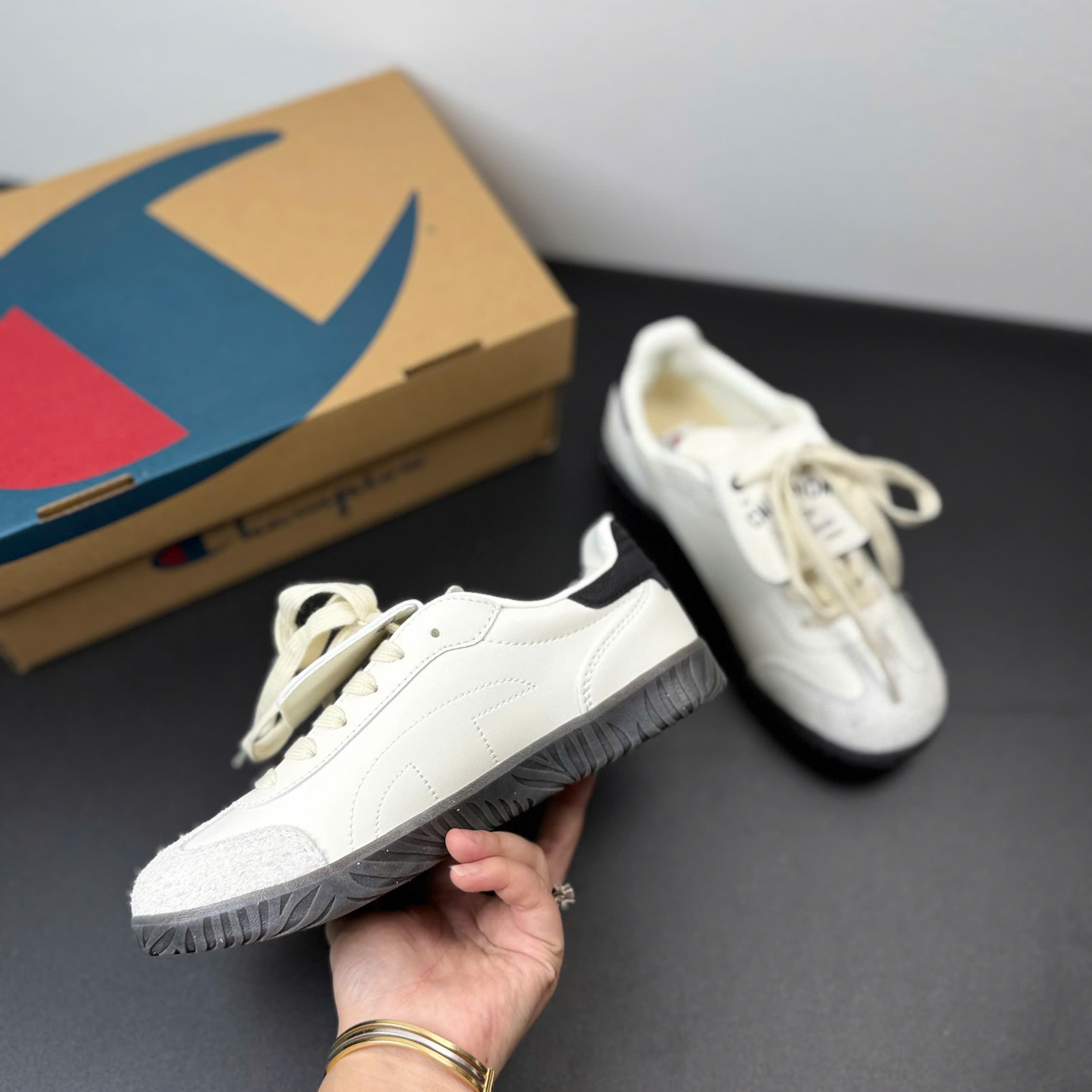 champion trắng đen