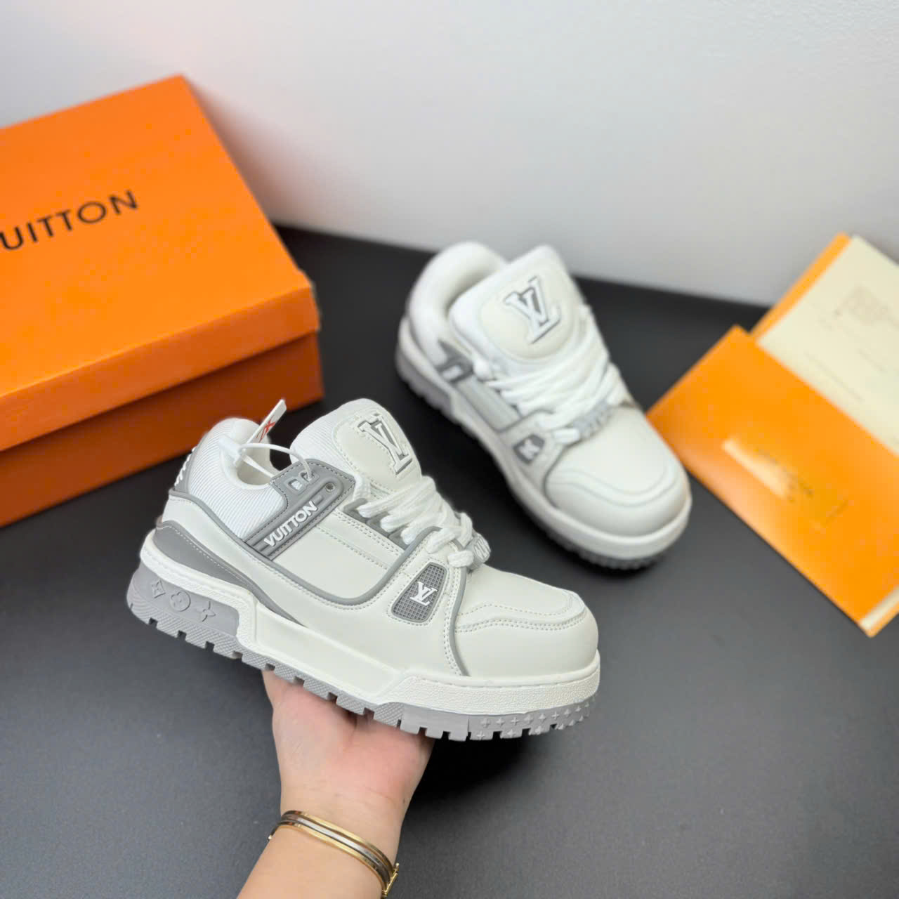 lv charm trắng xám