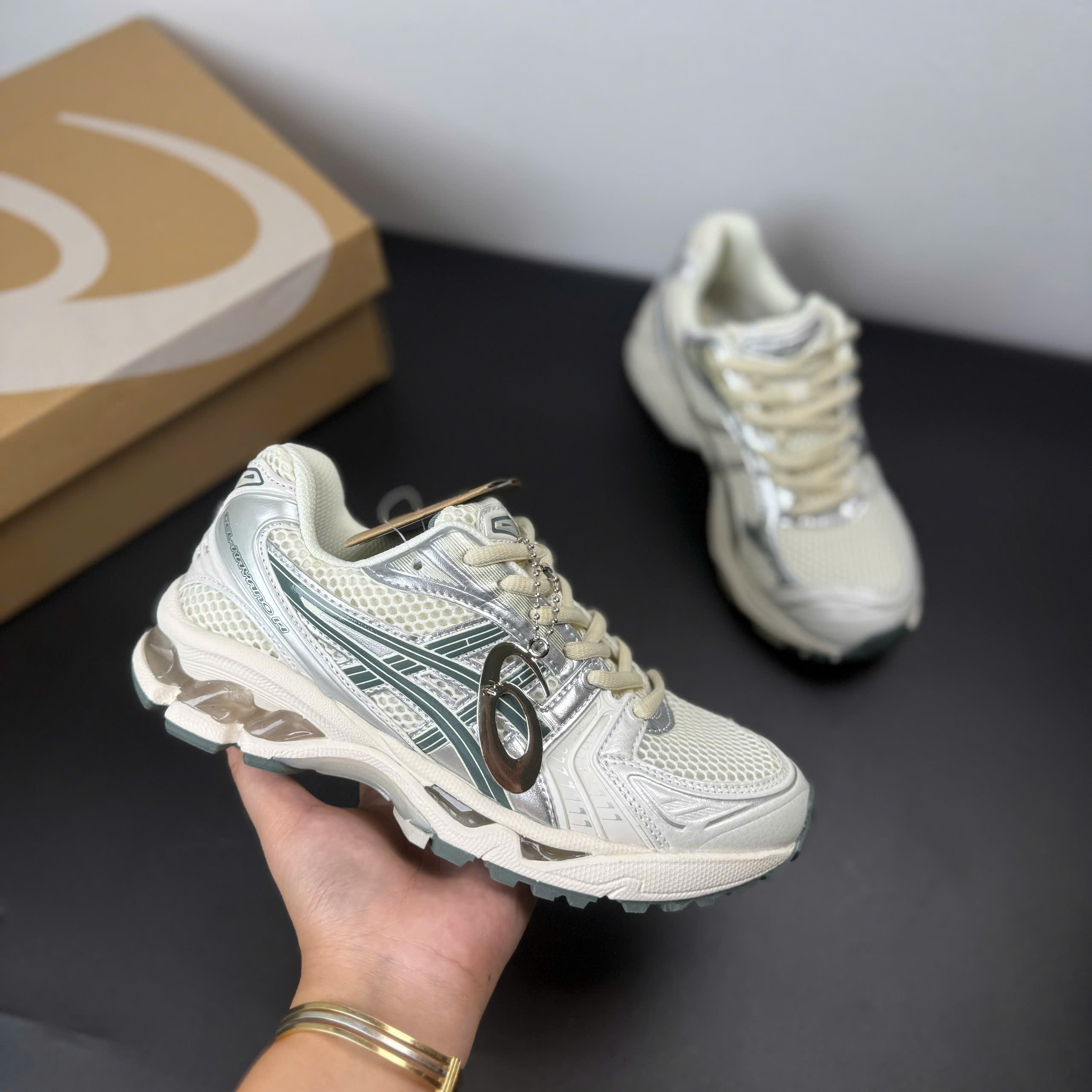 asic kayano xám kem