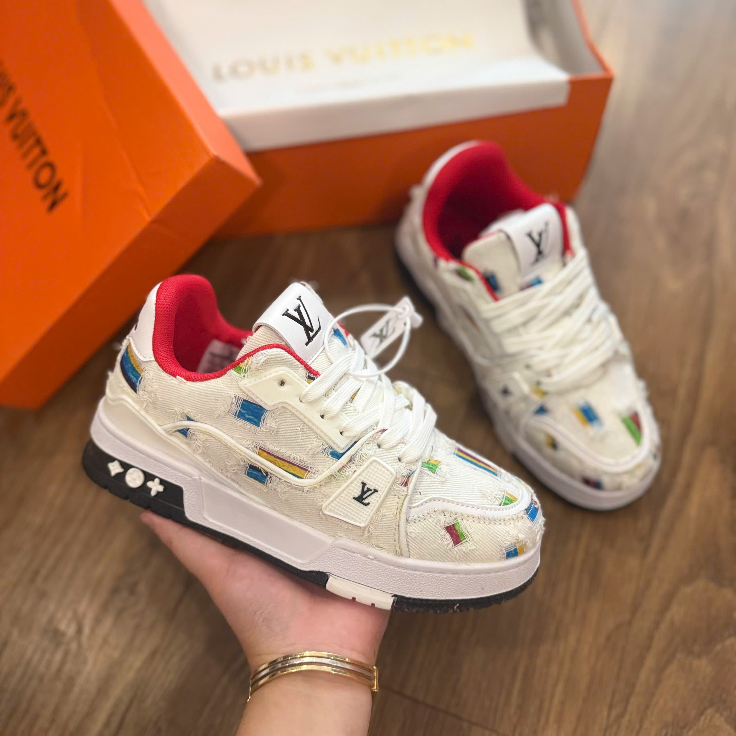 LV trắng đỏ rách