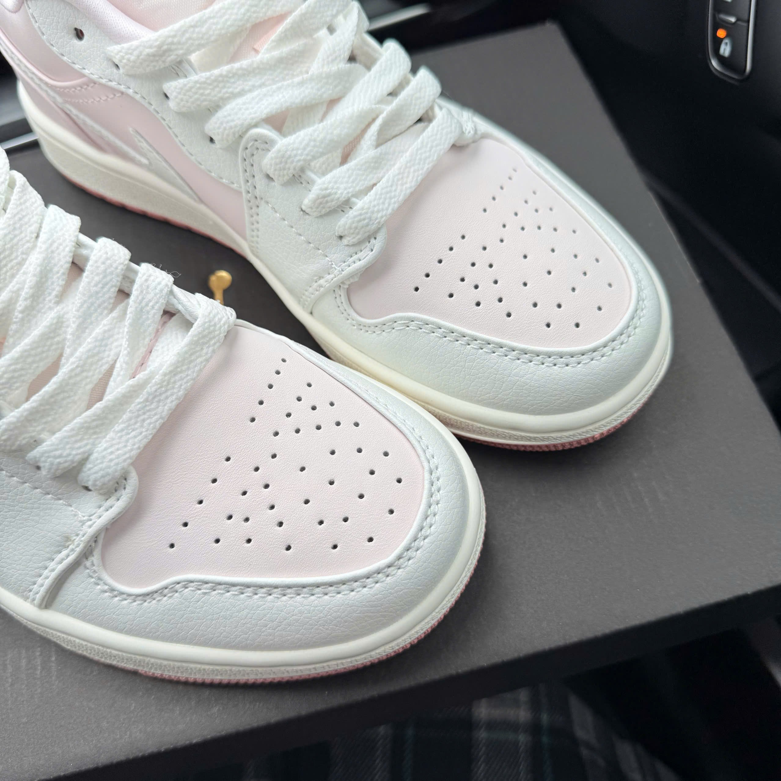 jd1 trắng hồng nhạt thấp SC