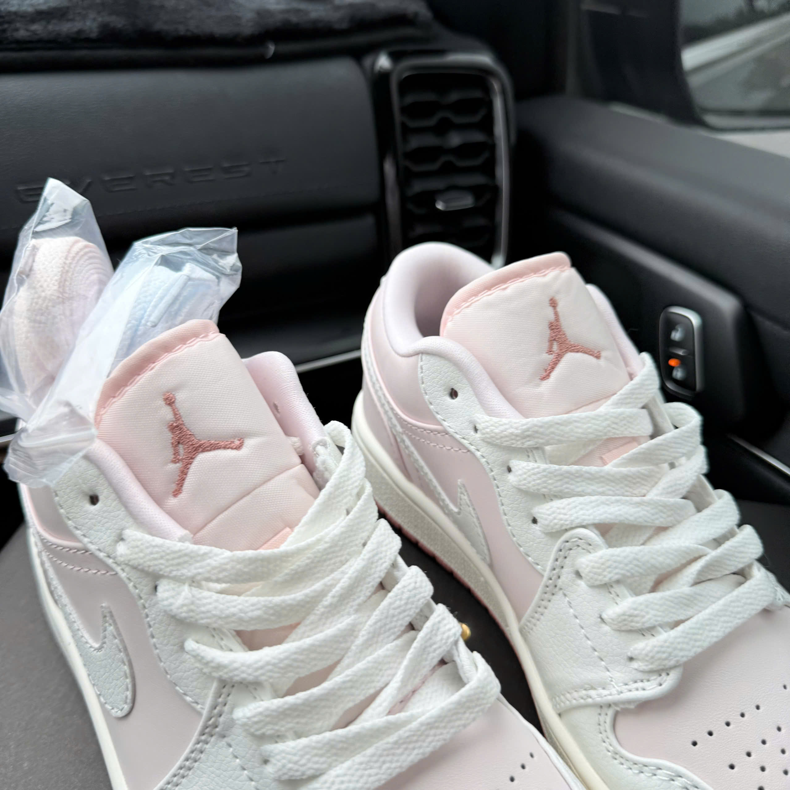 jd1 trắng hồng nhạt thấp SC