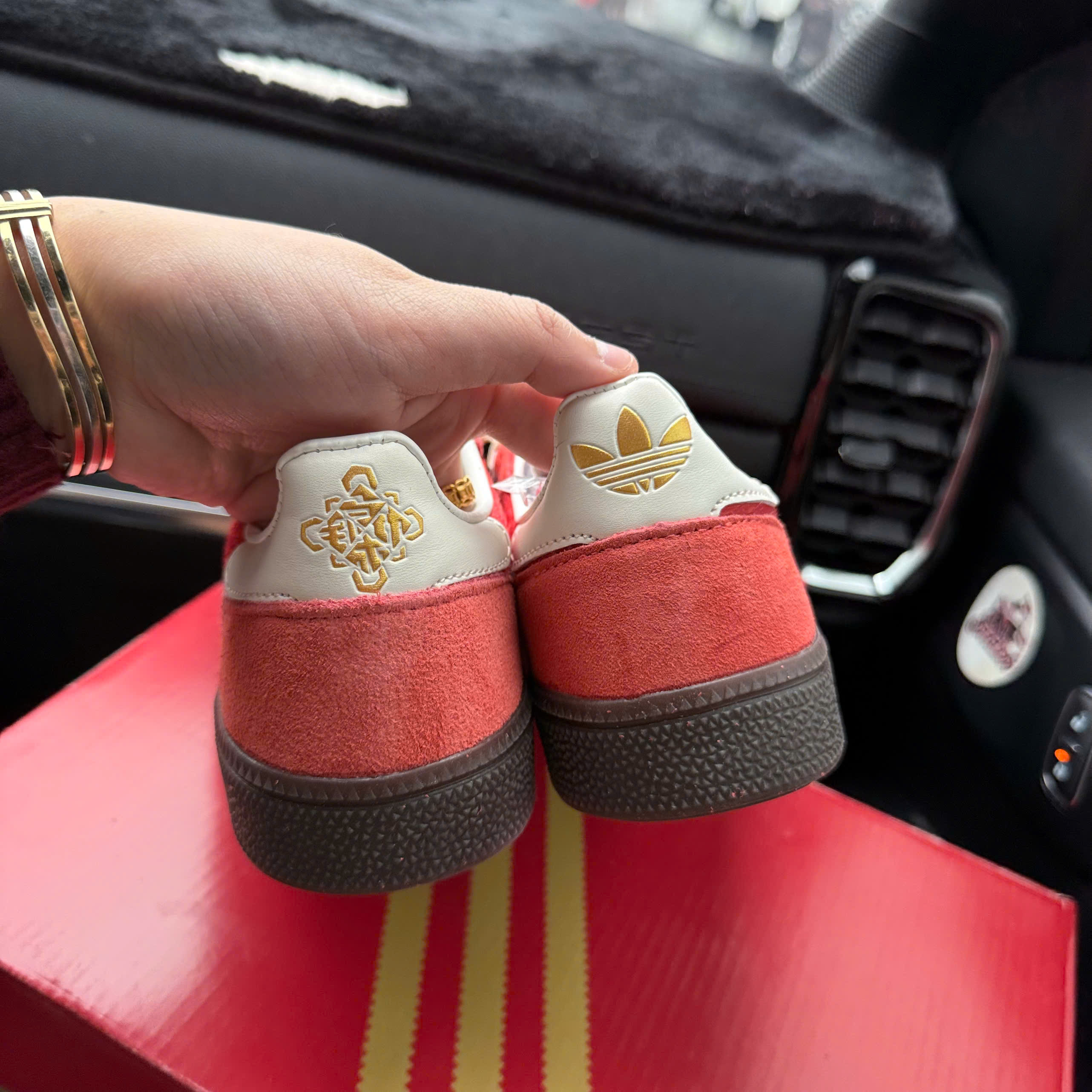 spezial ngựa đỏ