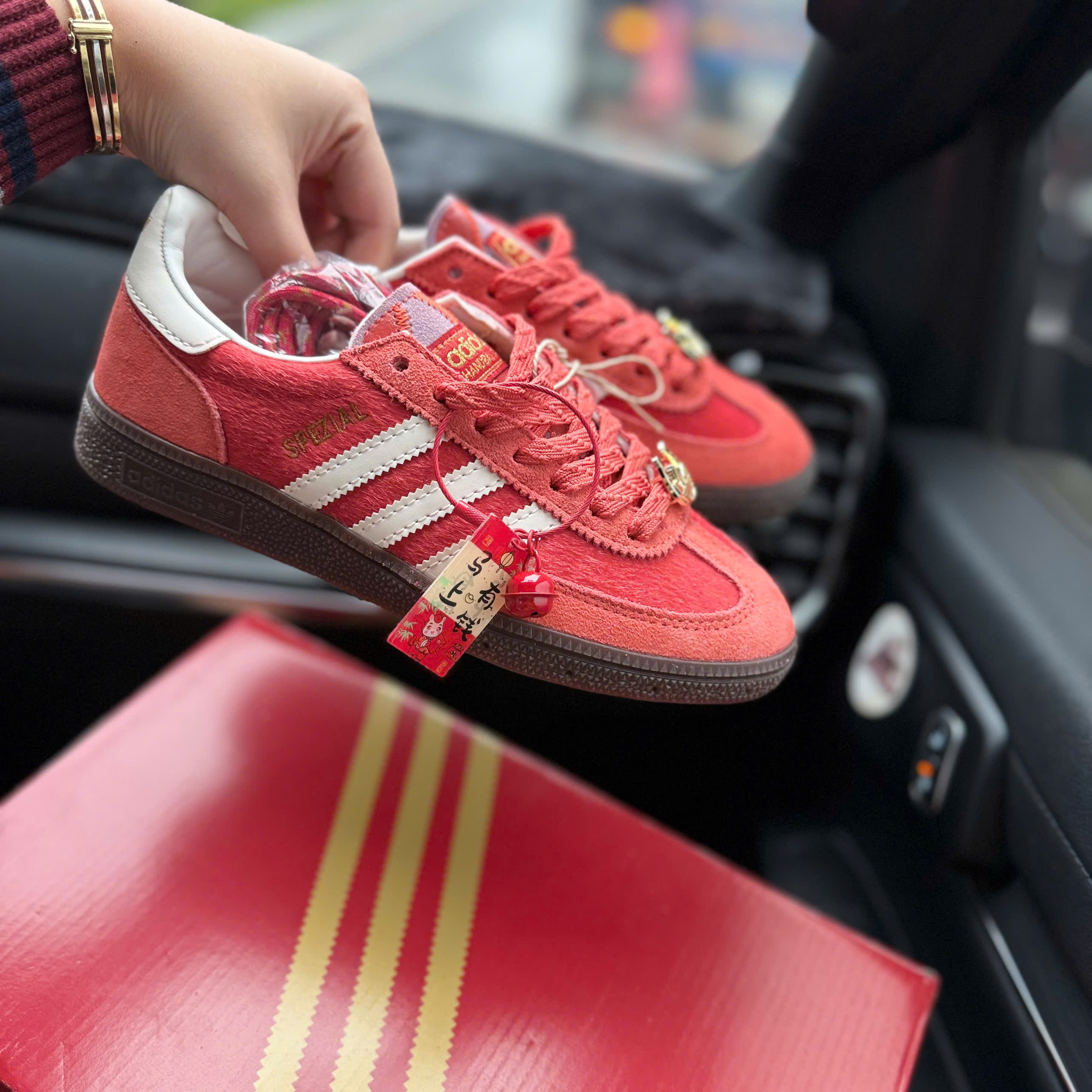 spezial ngựa đỏ