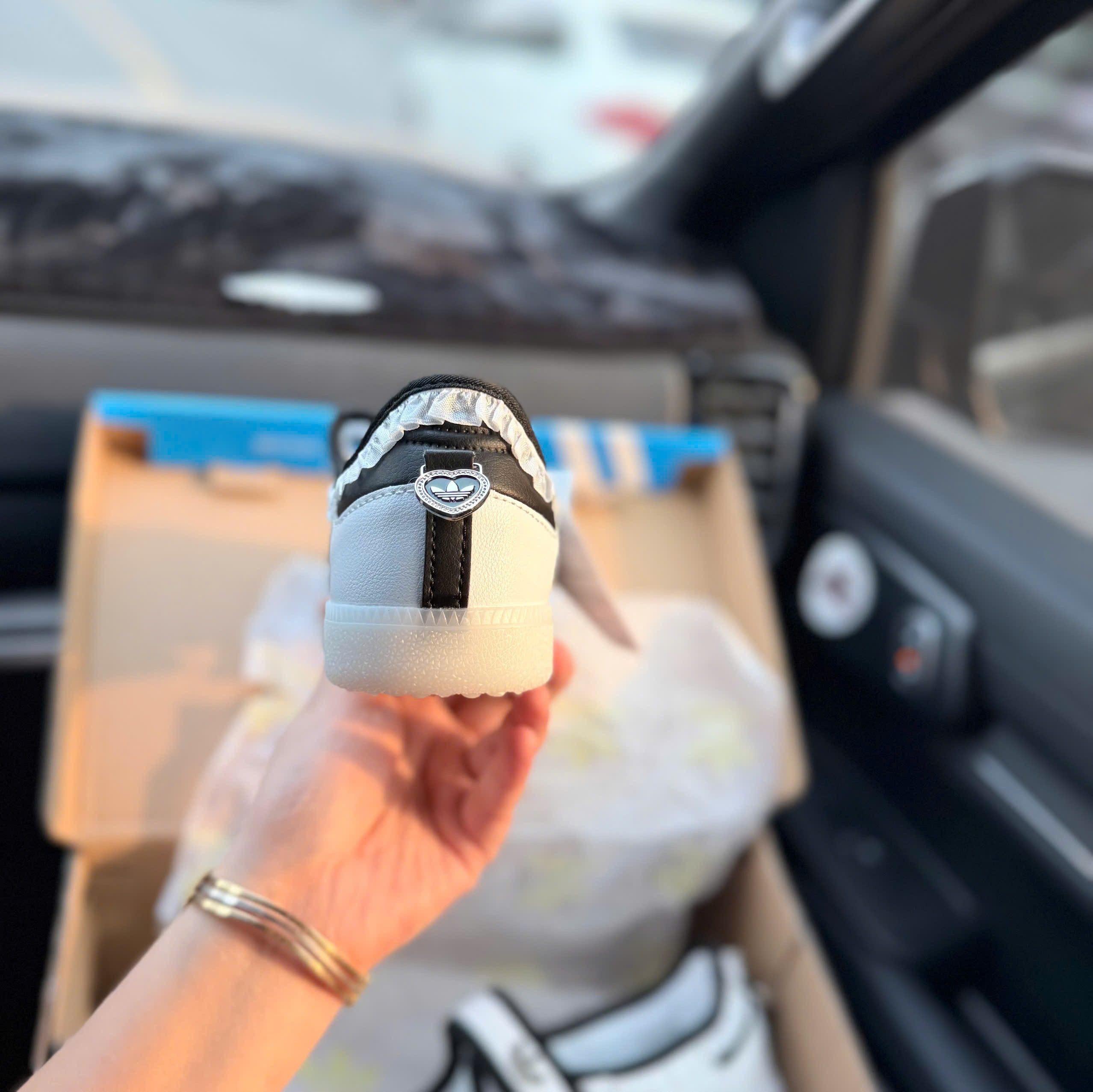 samba quai dán bèo trắng đen