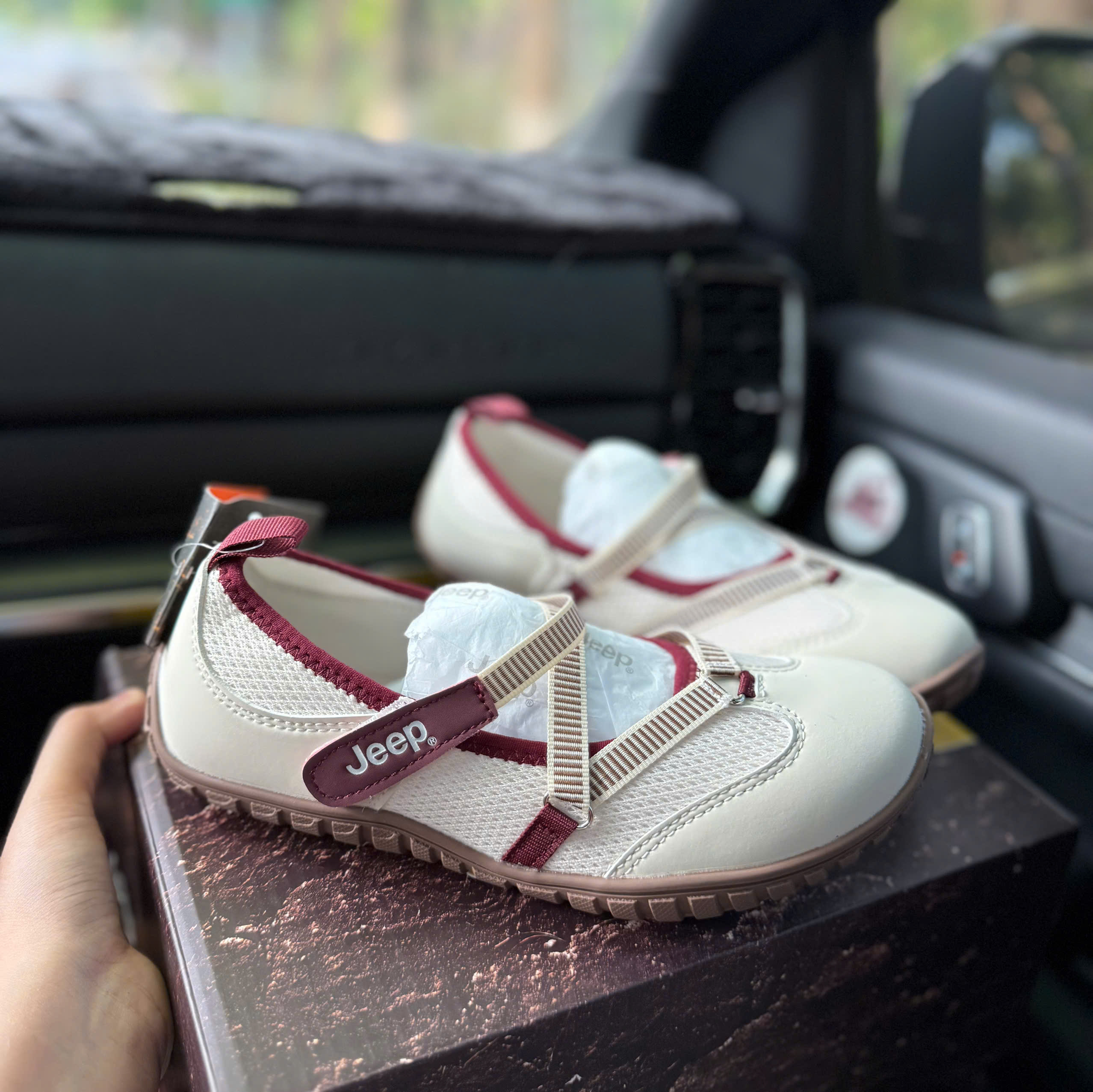 jeep xám đỏ