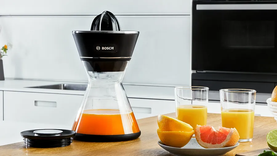 Máy vắt cam Bosch MCP72GPB vắt trực tiếp vào bình thủy tinh đi kèm