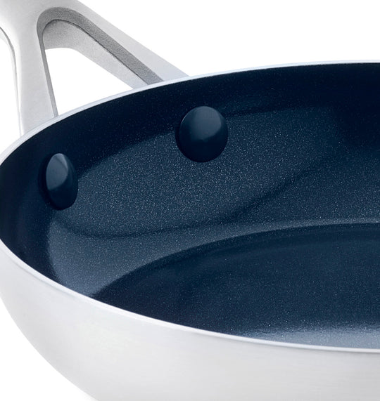 Lớp phủ tinh thể kim cương giúp chảo có khả năng chống trầy xước gấp 5 lần so với chảo chống dính thông thường