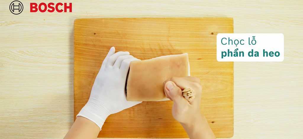 Luộc và chọc lỗ phần da heo