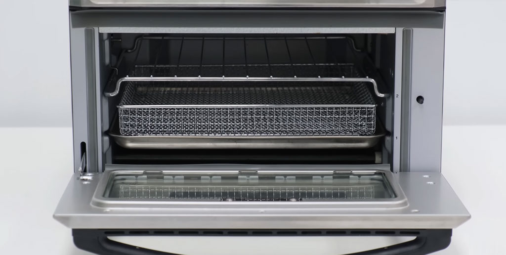 Cận cảnh khoang lò với thanh nhiệt và quạt đối lưu