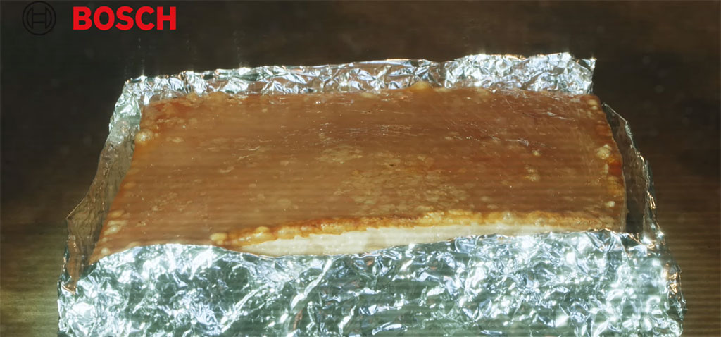 Miếng thịt heo đang được nướng trong lò nướng Bosch