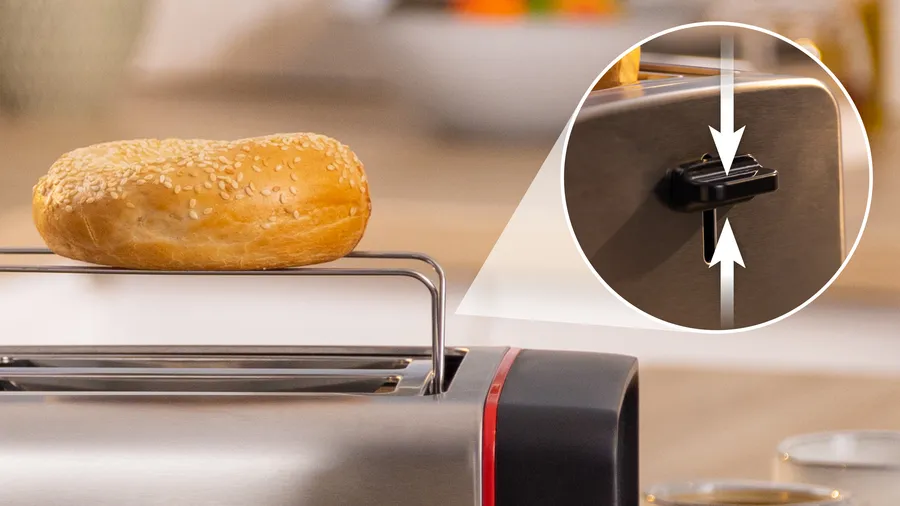 Giá đỡ bánh cuộn tích hợp của máy nướng bánh mì Bosch TAT6M420 tiện dụng