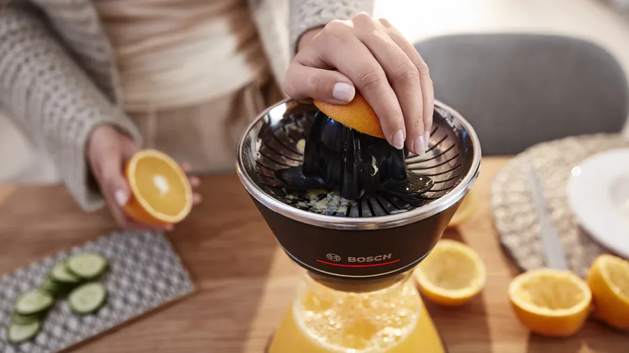 Vòi chống nhỏ giọt DripStop giúp bàn bếp luôn sạch với máy vắt cam Bosch MCP72GPB