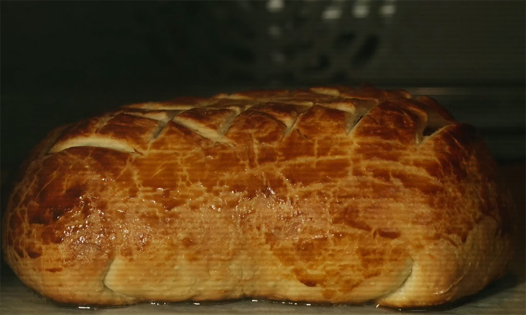 Lò nướng Bosch với khối Bò Wellington vàng giòn tỏa hương