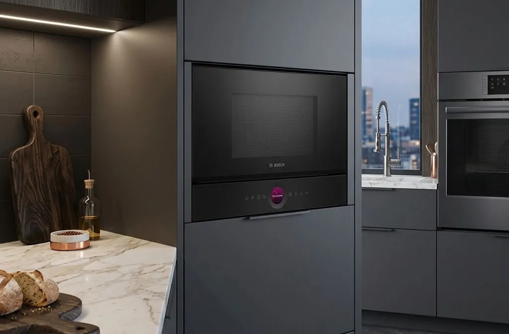 Lò vi sóng Bosch đặt âm tủ trong không gian bếp sang trọng và hiện đại