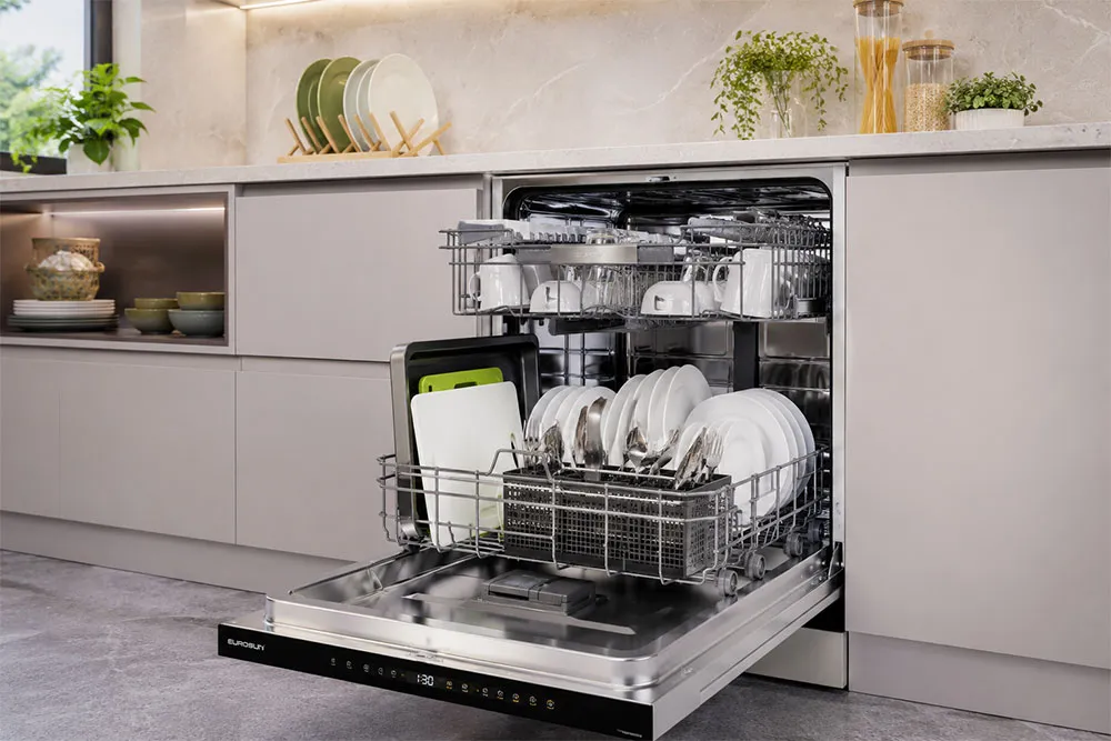 Máy rửa bát hiện đại làm sạch nhiều vật dụng trong nhà bếp
