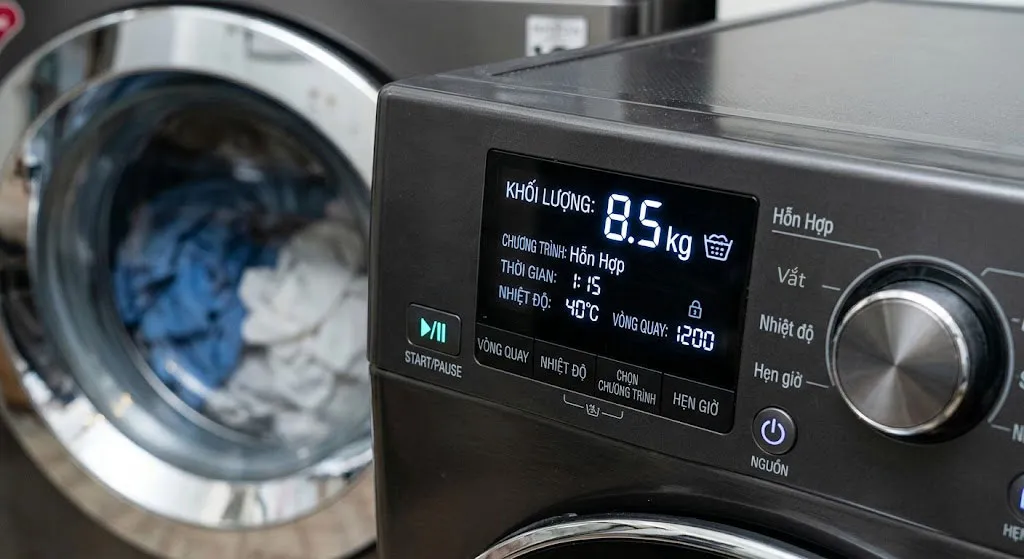 Bảng điều khiển máy giặt hiển thị thông số khối lượng giặt