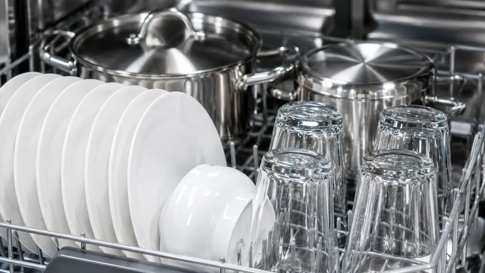 Bát đĩa sạch bóng sau khi rửa bằng máy rửa bát hiện đại