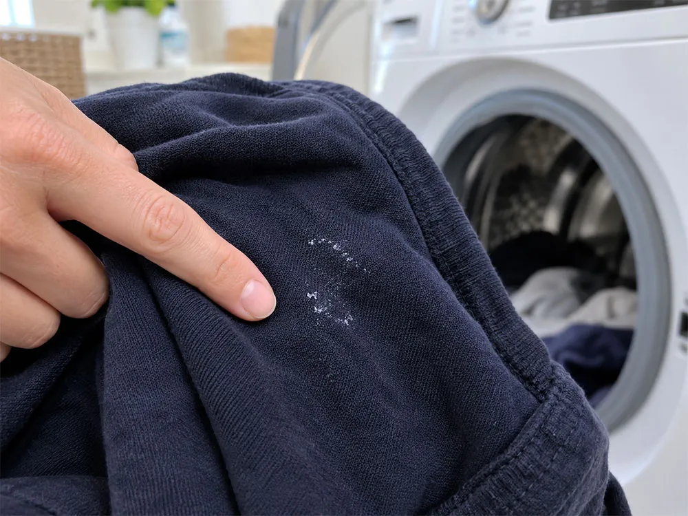Dấu hiệu cặn nước giặt còn bám trên quần áo sau khi giặt