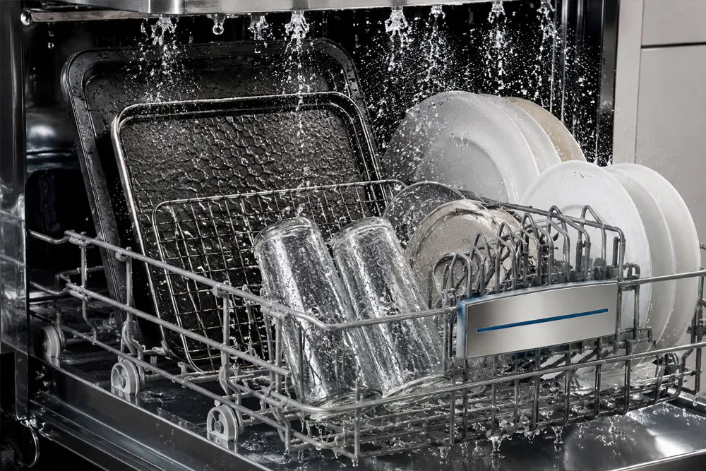Khay nướng và phụ kiện nhà bếp làm sạch trong máy rửa bát