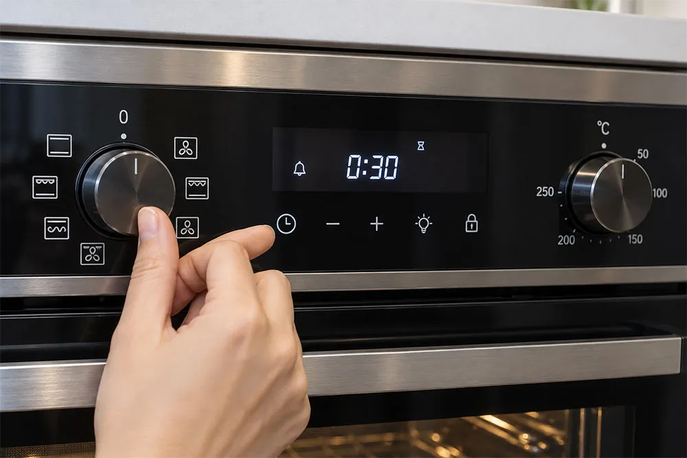 Các biểu tượng đồng hồ, bóng đèn và khóa trên bảng điều khiển lò nướng