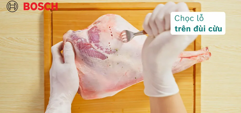 Đùi cừu được sơ chế và ướp kỹ trước khi nướng