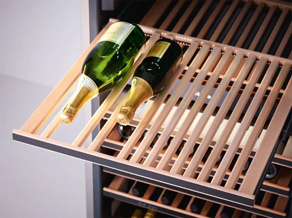 Giá đỡ rượu đặt ngang trong tủ gỗ