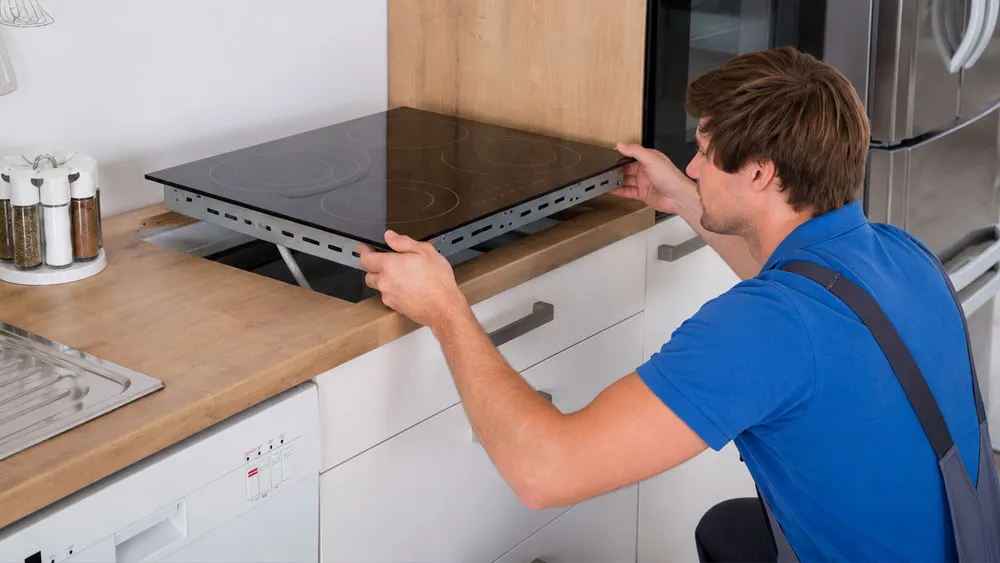 Kỹ thuật viên bảo dưỡng và kiểm tra bếp từ chuyên nghiệp