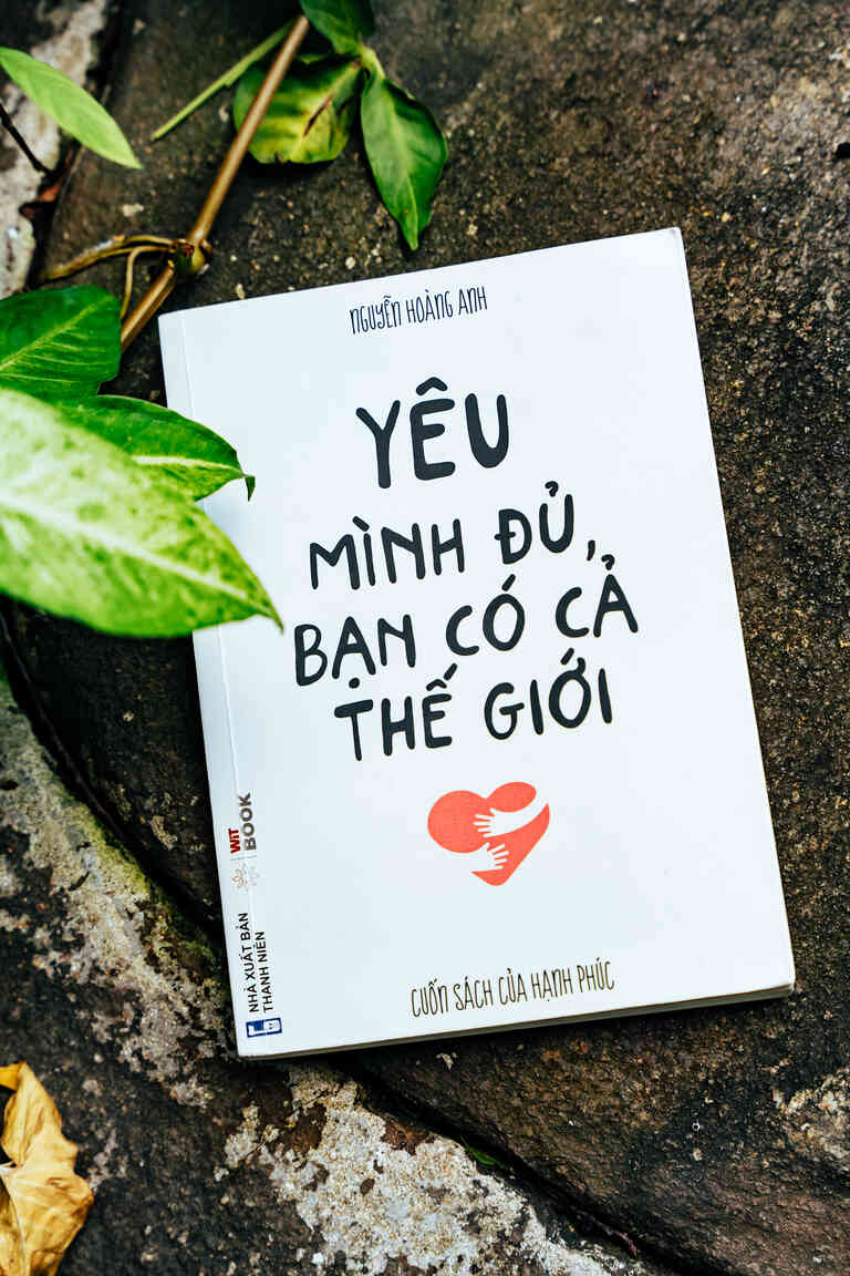 Sách "Yêu mình đủ, bạn có cả thế giới"