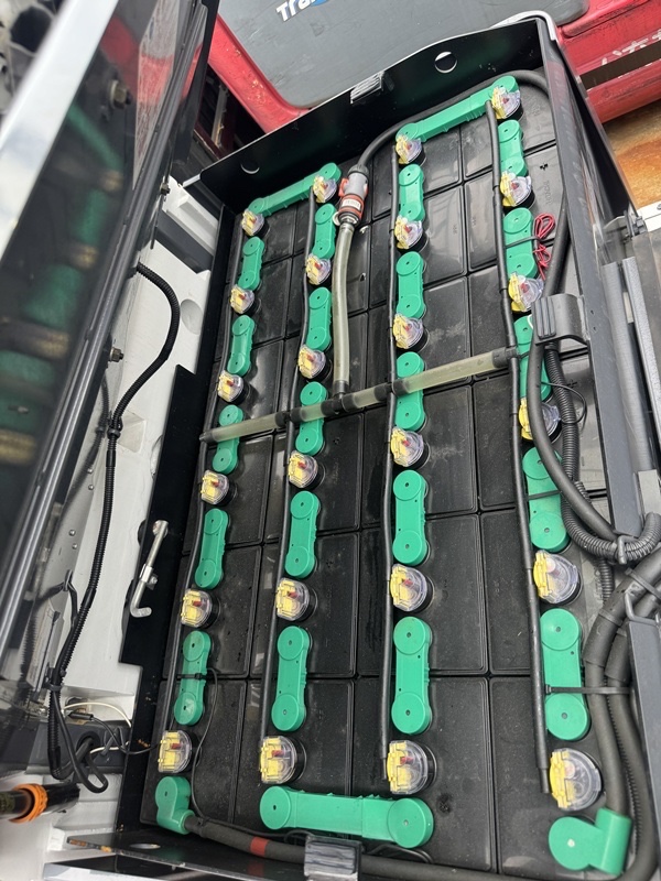 Hệ thống hộc bình điện Hitachi 48V 400Ah nguyên bản bọc kín theo xe nâng TCM