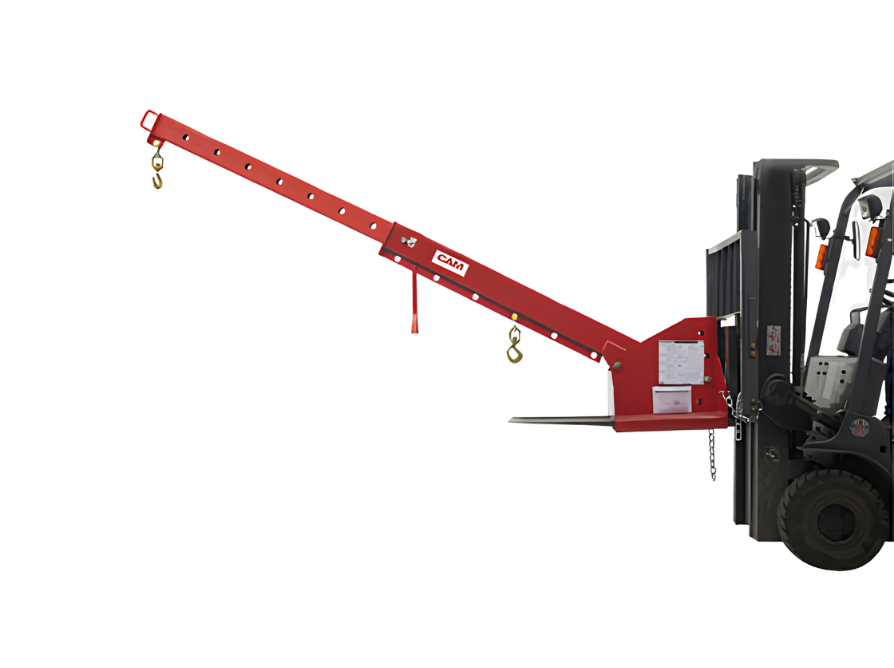 Xe nâng gắn bộ cẩu đang thực hiện nâng hạ gắp máy móc thiết bị nặng quá khổ