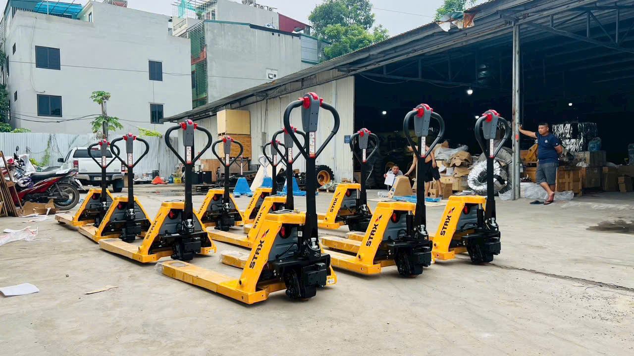 Bàn giao xe nâng tay cho thuê tận nhà xưởng tại Hà Nội từ Xe nâng 456