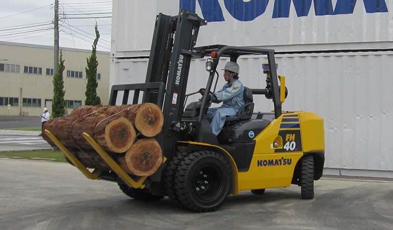 Mẫu xe nâng dầu Komatsu trang bị bộ càng gật gù ngửa về sau 45 độ