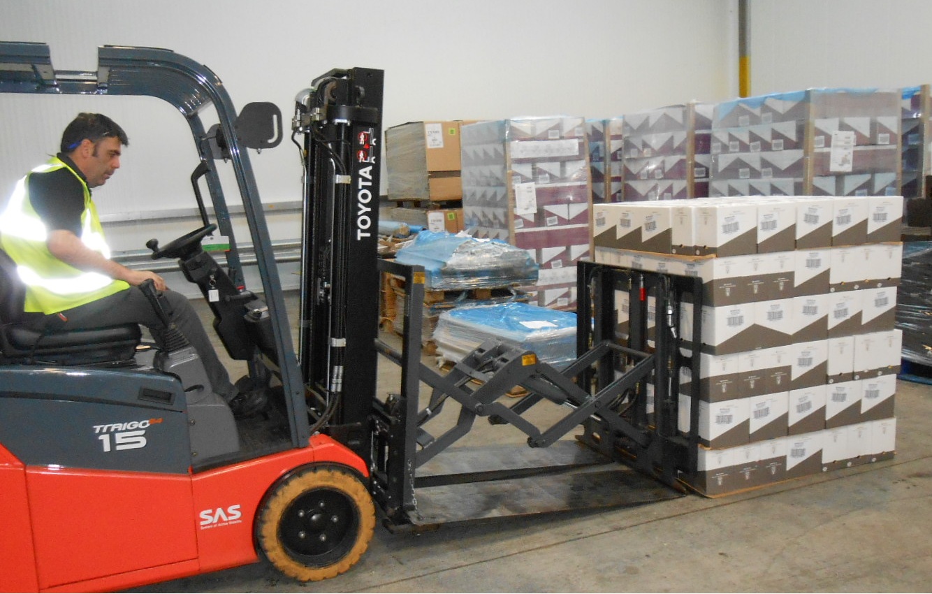 Xe nâng gắn bộ kéo đẩy Push Pull đang xếp hàng hóa không dùng pallet vào container