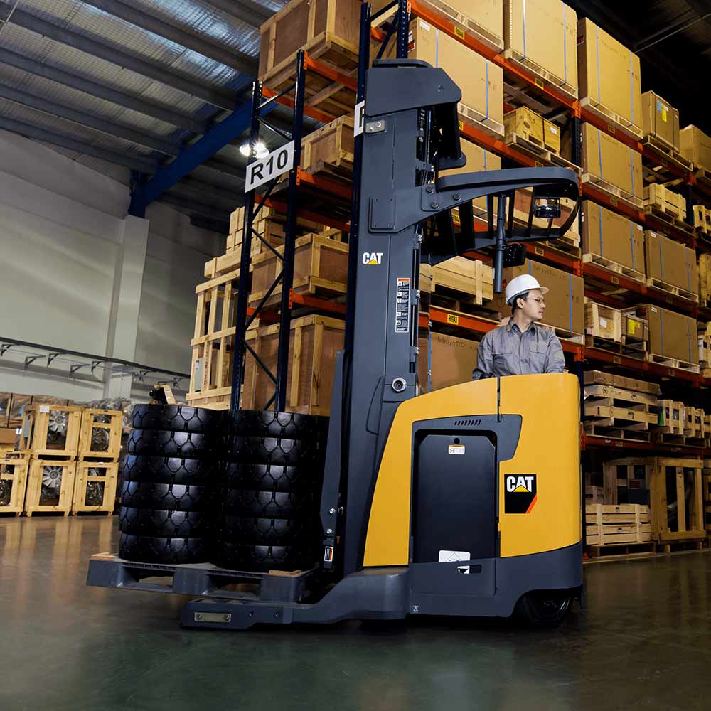 Xe nâng gắn càng kéo dài kiểu Pantograph đang phóng xích gắp pallet hàng sâu trong giá kệ Double-deep
